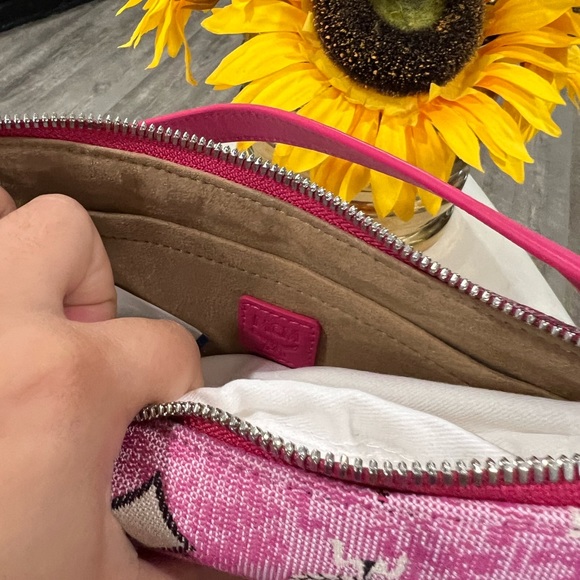 ONE DAY SALE✨

FINAL SALE✨MCM monogram jacquard are mini shoulder bag ❤️ - Picture 7 of 8